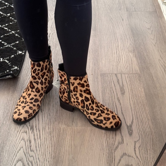 Cole haan women's Kimberly waterproof leopard print ankle booties. Size 9 - Picture 16 of 16